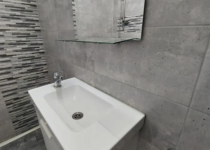 Tudor Arghezi Universitate *